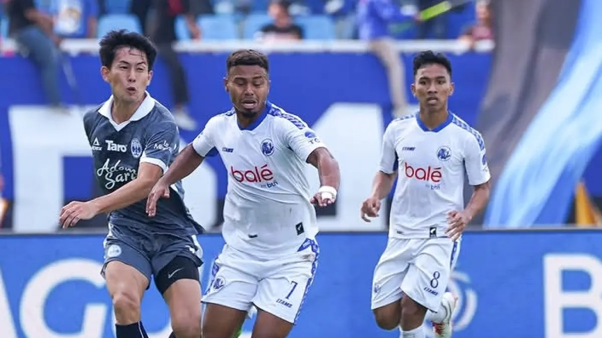 Winger Arema FC Gabriel Silva berebut bola dengan pemain PSIM Jogjakarta. (MO Arema FC)