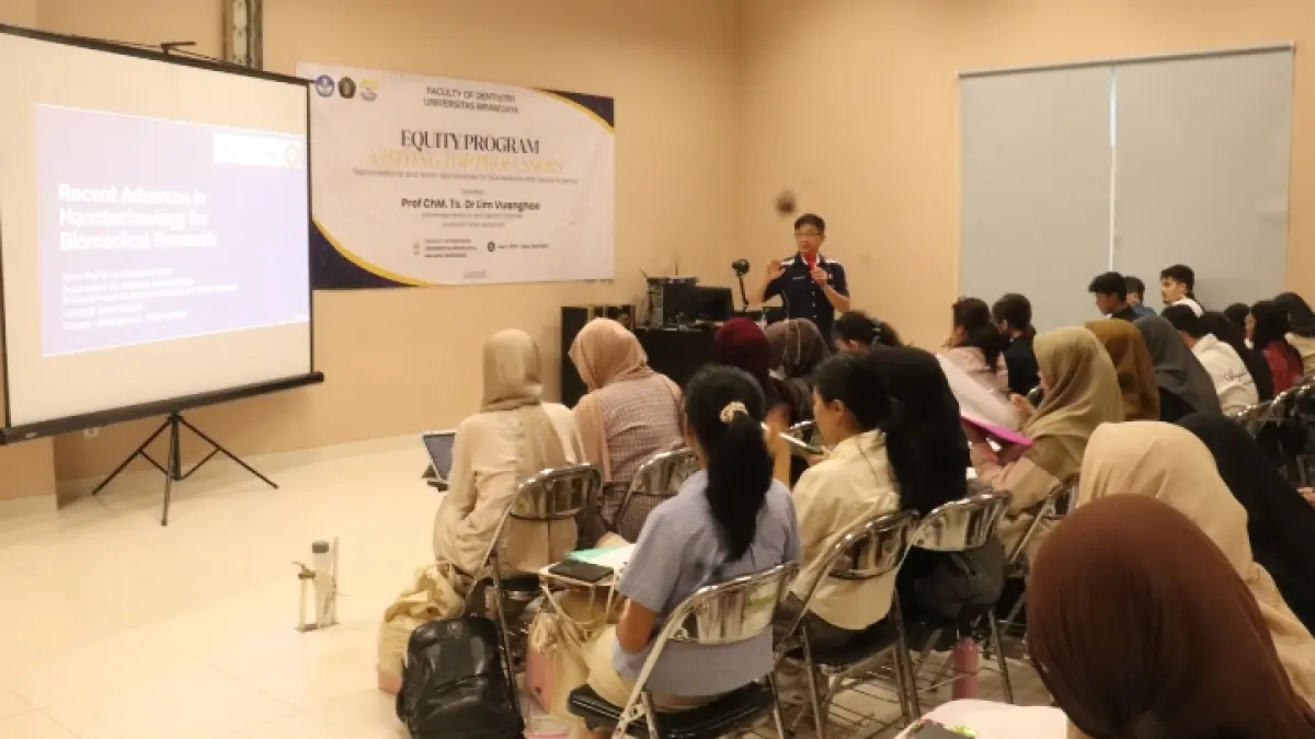 BERDAMPAK: Prof. Lim Vuanghao saat memberikan kuliah kepada mahasiswa FKG UB.