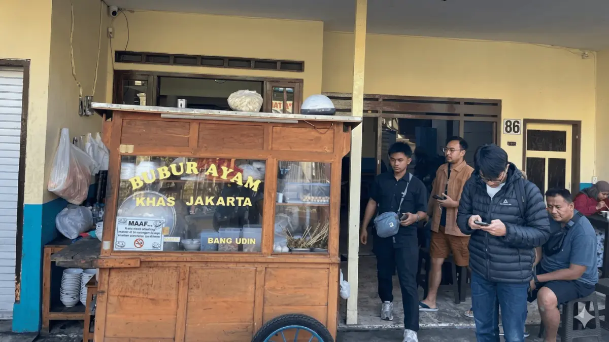 Bubur ayam khas jakarta ramai pengunjung. (Mochamad Lutfi)