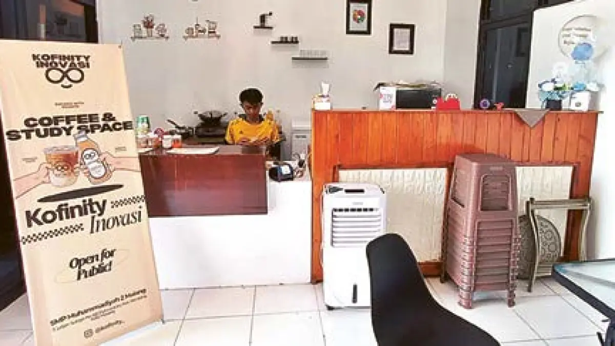 CAFE KOFINITY INOVASI: Seorang siswa SMP Muhammadiyah 2 Inovasi Kota Malang melakukan praktik kewirausahaan di Cafe Kofinity Inovasi, beberapa waktu lalu.