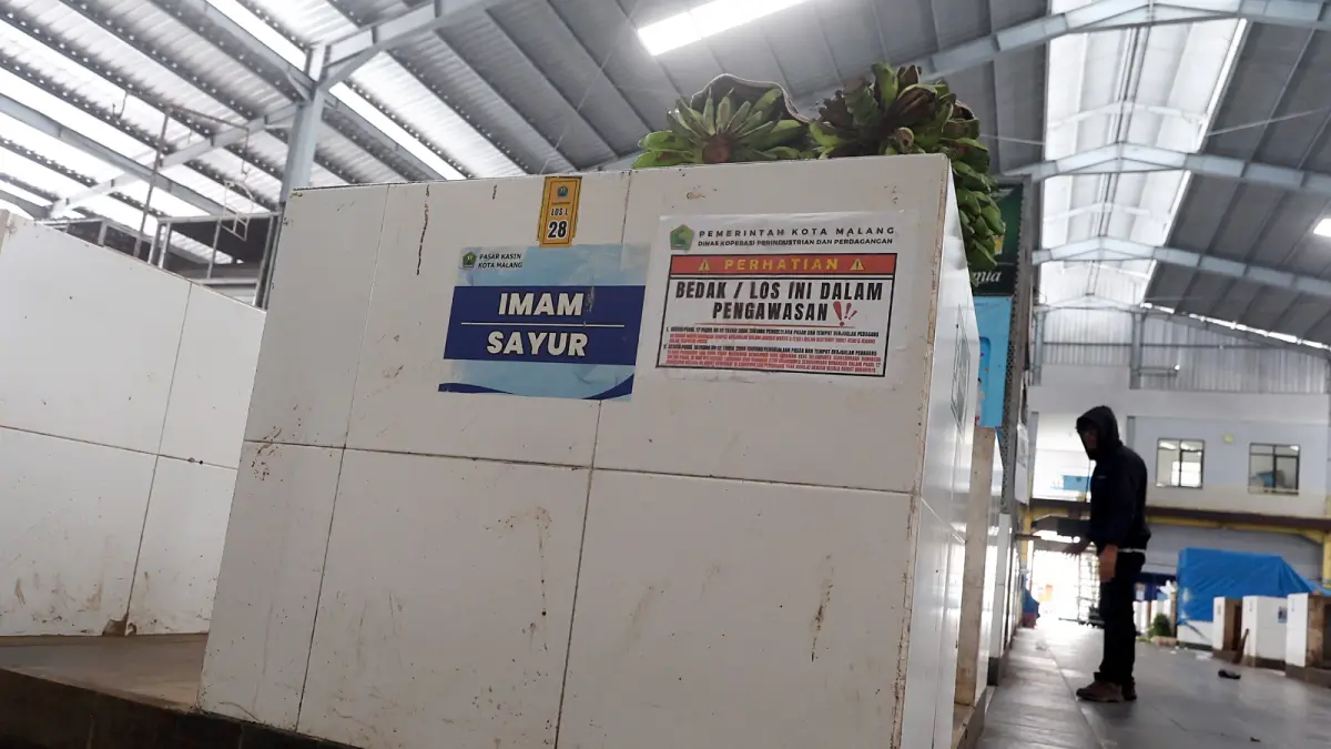 DIBERI PENANDA: Petugas dari Diskopindag Kota Malang sudah menempelkan stiker peringatan di lapak kosong di Pasar Kasin sejak beberapa waktu lalu. (Darmono/Radar Malang)