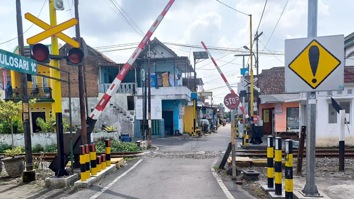 DITINGKATKAN: Perlintasan sebidang di Jalan Pulosari 1C, Kelurahan Purwodadi, Kecamatan Blimbing mendapat jatah peningkatan fasilitas dari KAI Daop 8 Surabaya. (KAI Daop 8 Surabaya For Radar Malang)