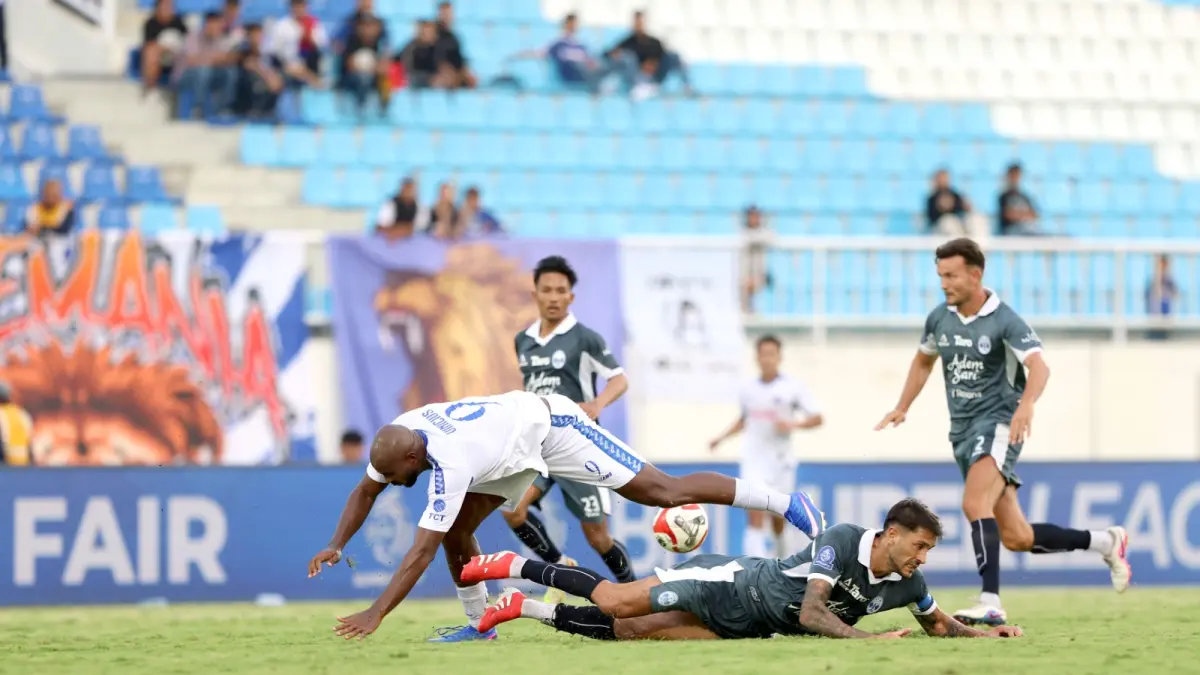 FINISH 10 BESAR: Joel Vinicius (kiri) berebut bola dengan Kapten PSIM Jogjakarta Franco Ramos Mingo di laga pemungkas BRI Super League musim ini.