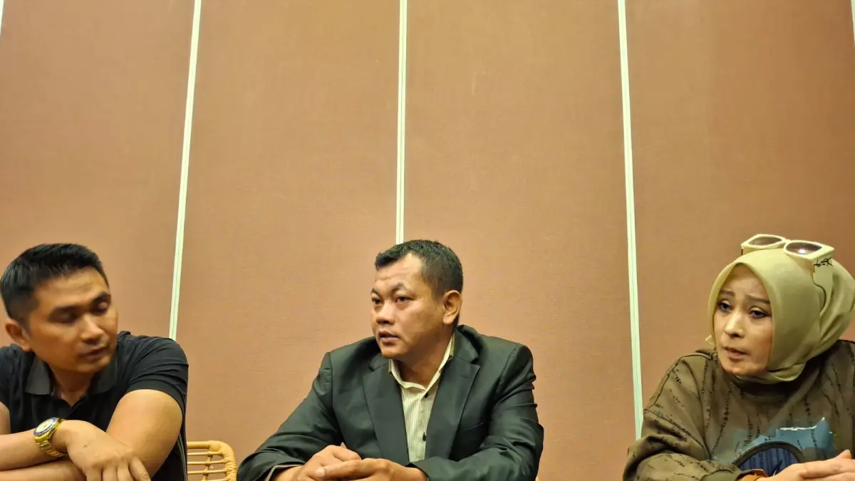 Fitri Umatiyah (kanan) bersama kuasa hukumnya Sumanto (tengah) dan adik kandungnya Muchlis Diagama (kiri) saat jumpa pers di Kecamatan Dau pada Jumat (22/5). (Nabila Amelia/Radar Malang)
