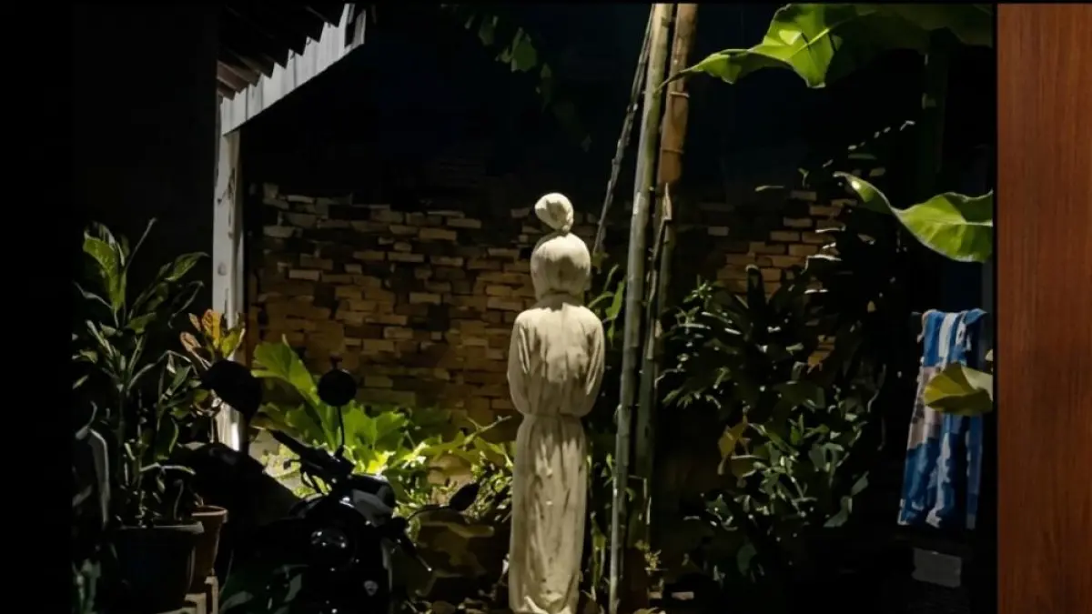 HOAKS: Teror pocong viral yang memicu kekhawatiran warga Cipondoh, kini kebenarannya telah terungkap. (Sumber: Istimewa).