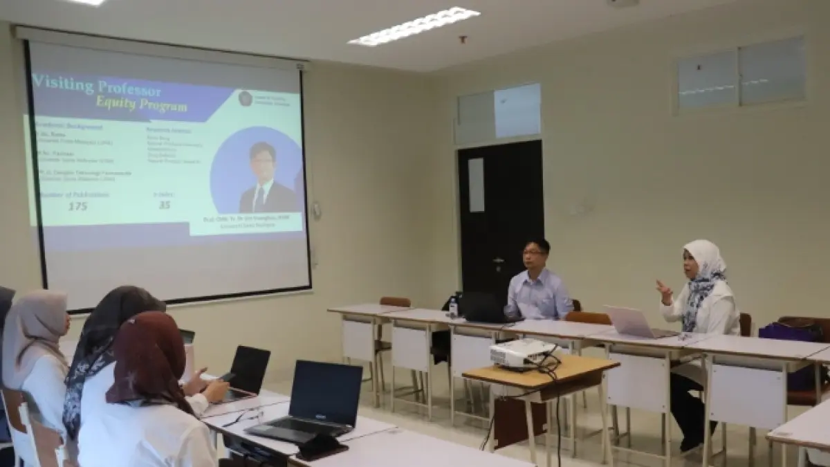 INTERAKTIF: Prof. Lim Vuanghao dari Pusat Kanser Tun Abdullah Ahmad Badawi, Universiti Sains Malaysia, melakukan diskusi riset di FKG UB.