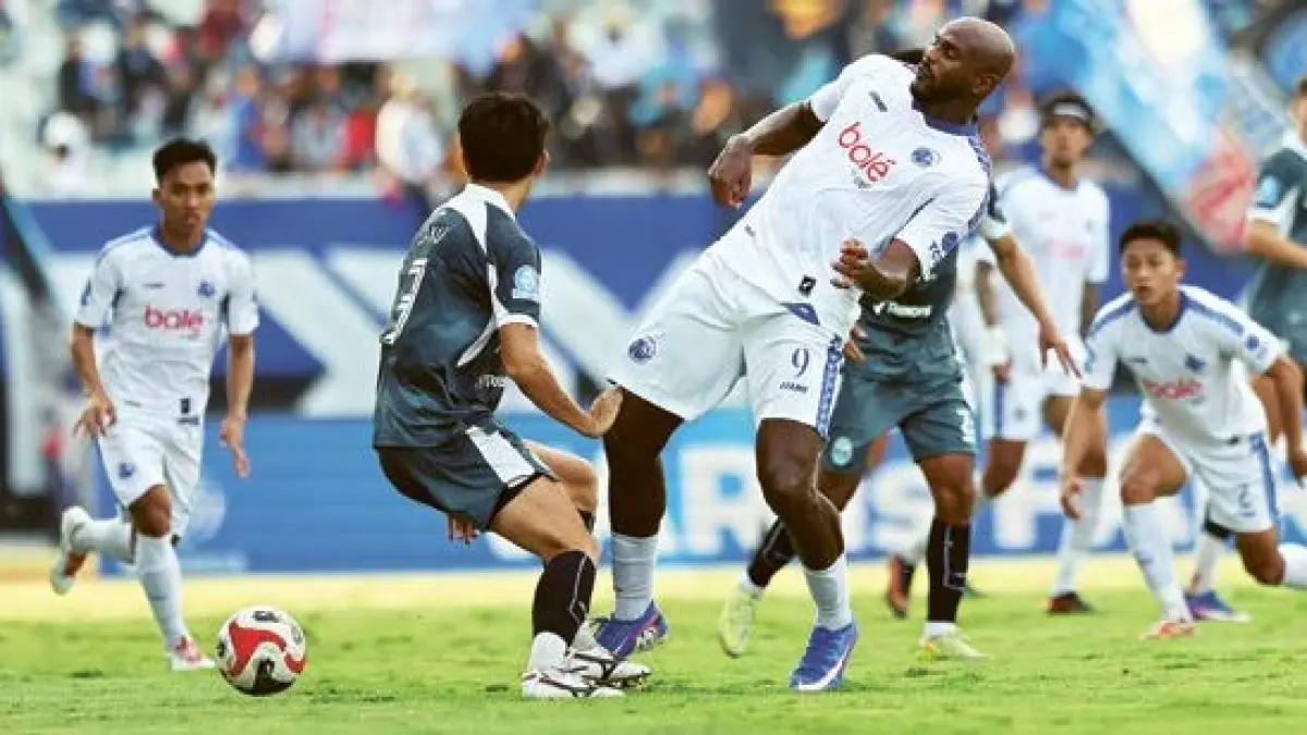 LIBUR SATU BULAN: Joel Vinicius (kanan) berusaha lepas dari penjagaan pemain PSIM Jogjakarta dalam laga BRI Super League pekan ke-34, kemarin.