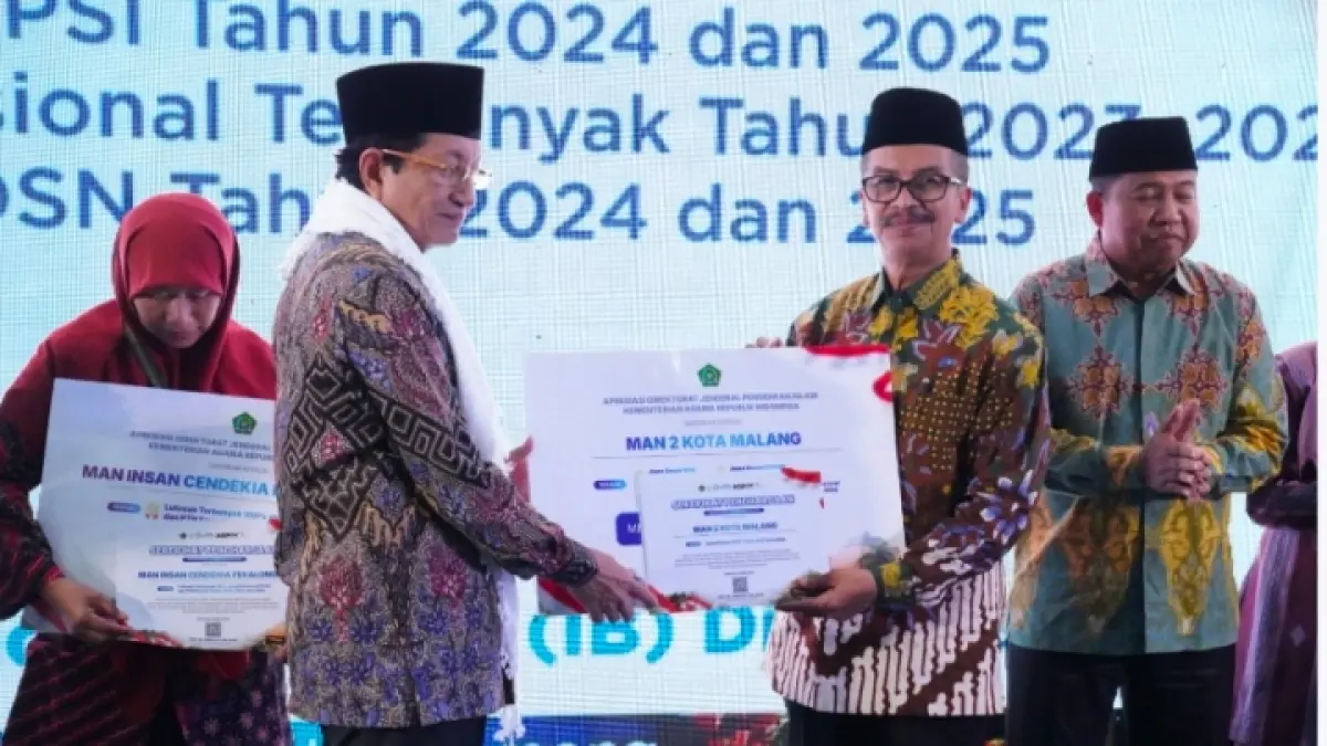 MEMBANGGAKAN: Menteri Agama RI Nasaruddin Umar saat menyerahkan sertifikasi kepada MAN 2 Kota Malang dalam ajang apresiasi Madrasah Unggulan dan Berprestasi di Kampus MAN Insan Cendekia Serpong, Jumat lalu (22/5).