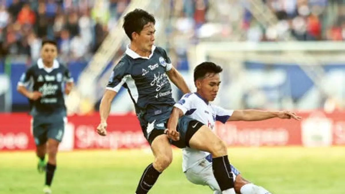 PETIK PELAJARAN: Gelandang Arema FC Arkhan Fikri (kiri) berusaha lepas dari penjagaan pemain PSIM Jogjakarta Yusaku Yamadera, kemarin.