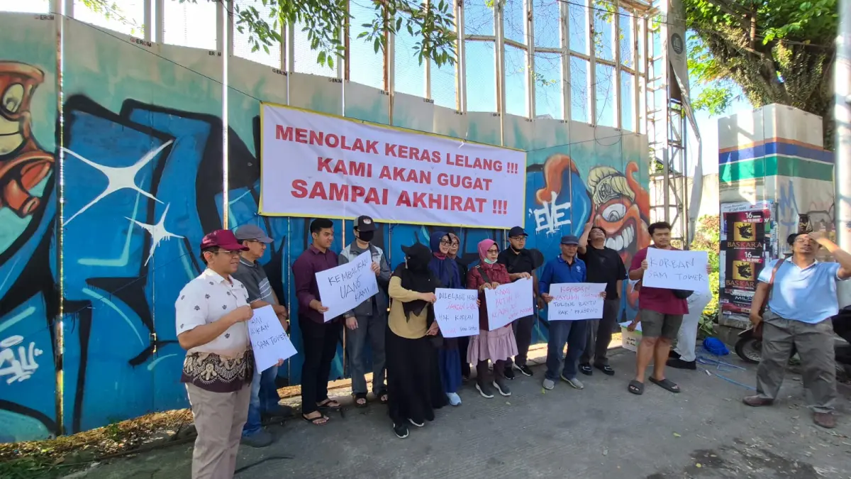 Sekitar 20 perwakilan user dari Nayumi Sam Tower melakukan aksi damai di depan lahan yang akan dilelang oleh KPKNL Malang pada 21 Mei. (Nabila Amelia/Radar Malang)