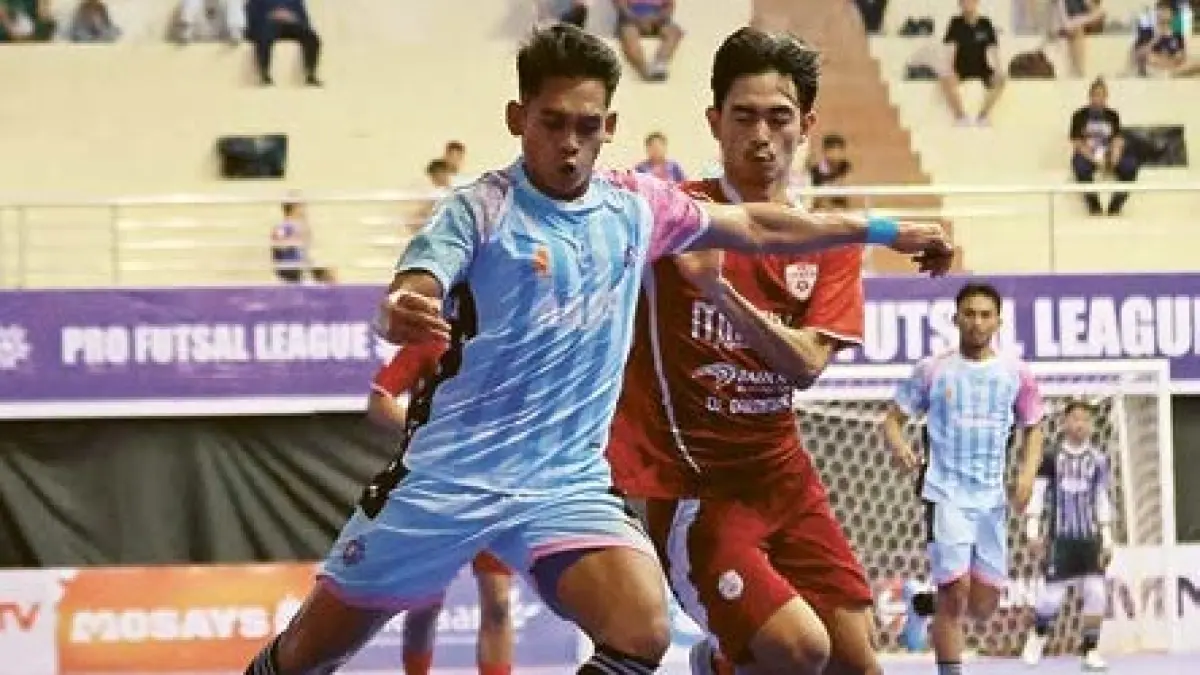 TAMPIL PRODUKTIF: Andres Dwi Persada (kiri) berusaha melepaskan tembakan ke gawang Raybit FC dalam laga PFL Series Malang, pekan lalu.