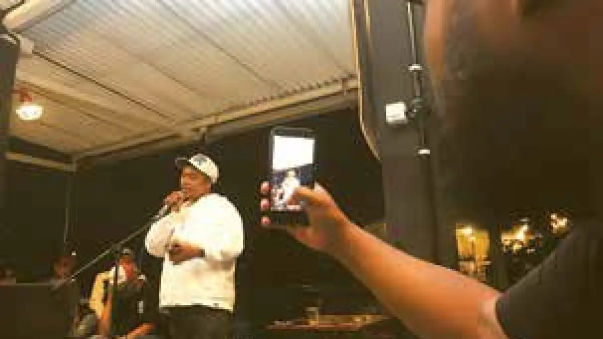 ABADIKAN MOMEN: Seorang anggota Malang Hiphop Movement memotret kawannya yang sedang menyanyikan lagu tanpa iringan musik.