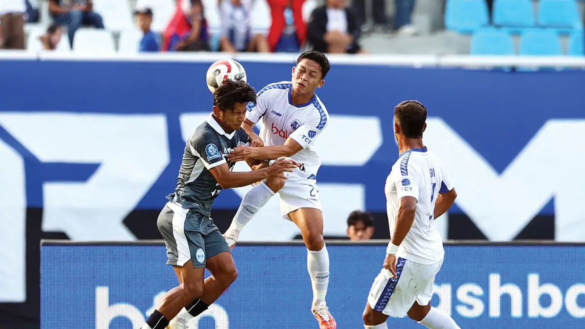 ANDALAN: Rio Fahmi berjibaku di laga Arema FC melawan PSIM Jogjakarta, Jumat lalu (22/5).