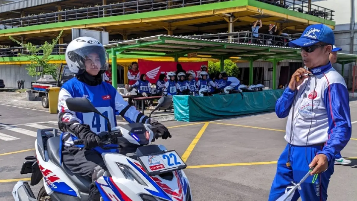 CEKATAN: Peserta saat praktik keselamatan berkendara sekaligus mendukung kampanye #Cari_Aman biar happy di ajang Kompetisi Regional Instruktur Safety Riding Advisor Community 2026.
