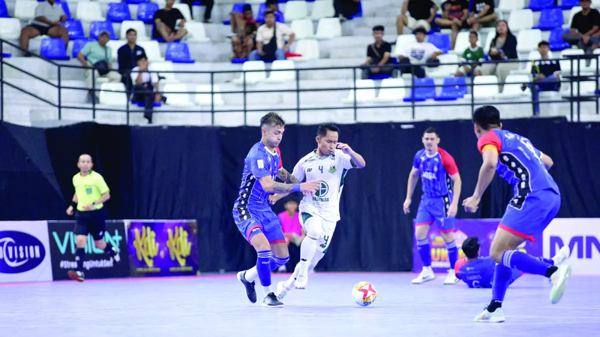 GAGAL HAPPY ENDING: Andres Josue Teran (kiri) berusaha lepas dari penjagaan pemain BTS dalam laga pekan ke-14 PFL di GOR Nambo Tangerang, kemarin. (Foto: MO Unggul FC Malang)