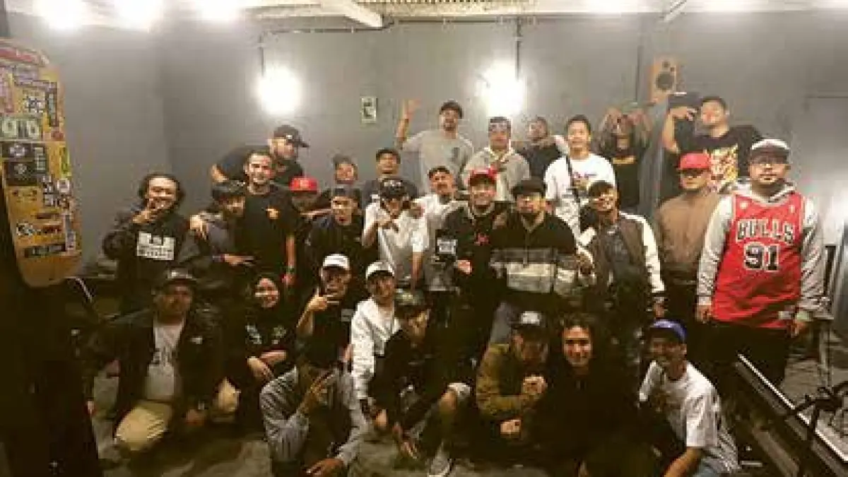 GUYUB RUKUN: anggota komunitas Malang Hiphop Movement foto bersama setelah event Kolektifa pada 14 Mei lalu.