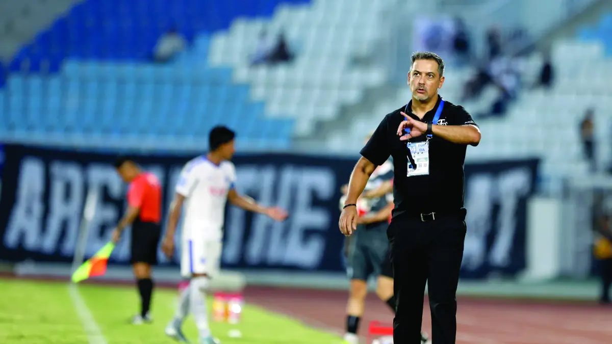 INGIN BERTAHAN: Marcos Santos memberikan instruksi kepada para pemain Arema FC dalam laga melawan PSIM Jogjakarta di Stadion Kanjuruhan, pada 22 Mei lalu. (Foto: Darmono/Radar Malang).