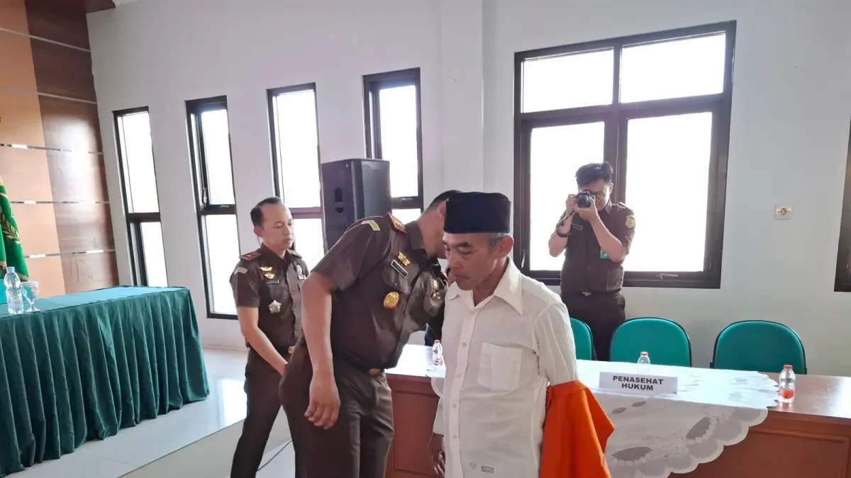 : Jaksa mencopot rompi Daman sebagai simbol bebas dari penjara. Proses pembebasan melalui skema restorative justice (RJ).