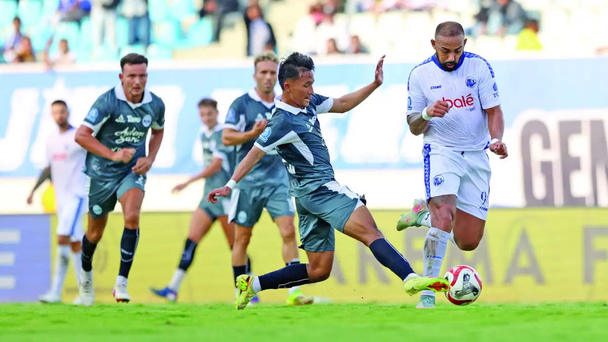 LEBIH TAJAM: Dalberto Luan Belo (kanan) berusaha melewati pemain PSIM Jogjakarta dalam laga BRI Super League pekan ke-34 di Stadion Kanjuruhan. (Foto: Darmono/Radar Malang)