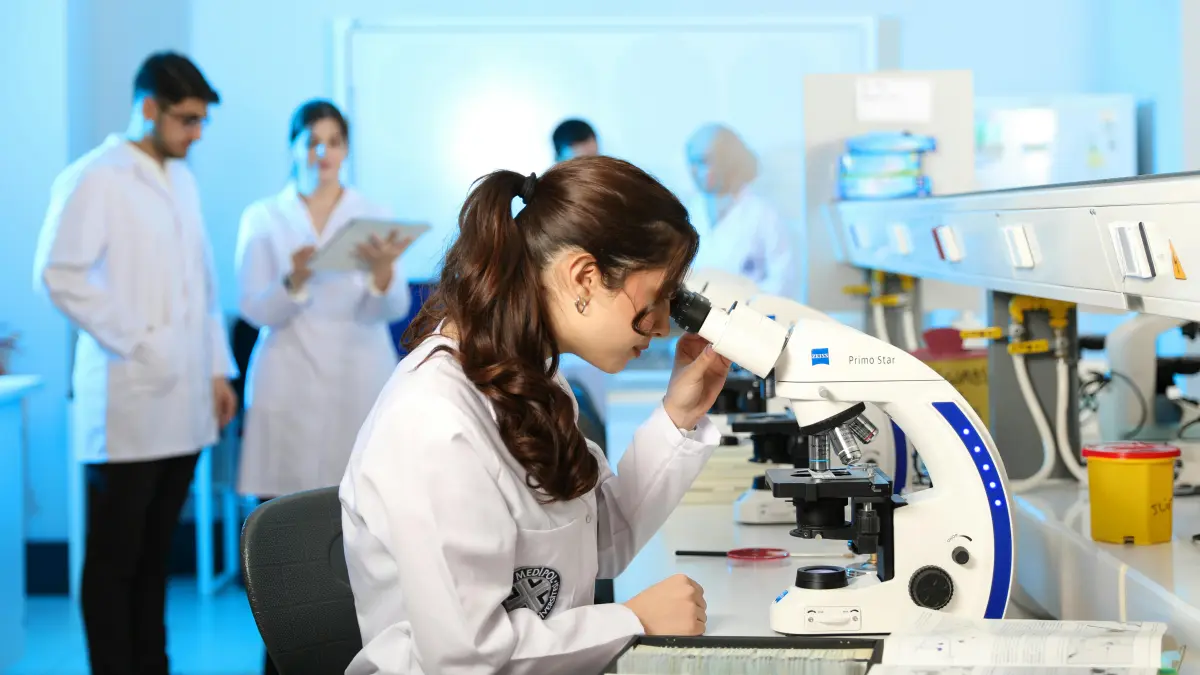 Lulusan IPA memiliki akses ke lebih dari 60 program studi di perguruan tinggi, mulai dari teknik dan kesehatan hingga hukum dan desain. (Foto: Pexels)