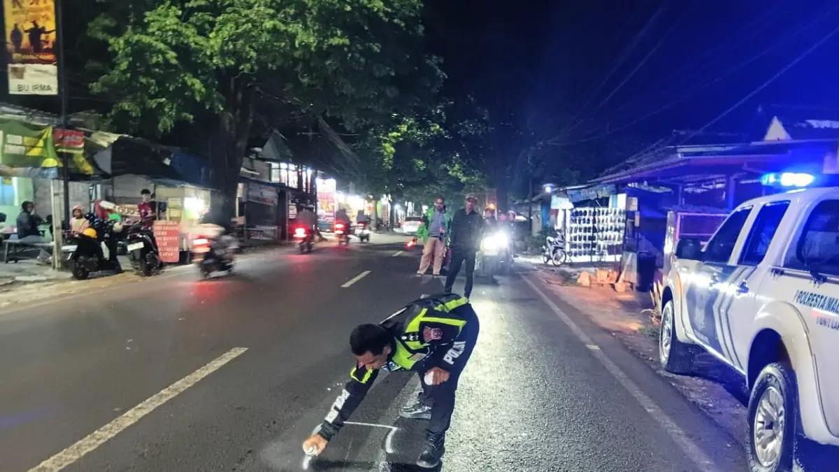 PENANDA: Petugas saat olah TKP usai kecelakaan maut di Jalan Mayjend Sungkono, Kecamatan Kedungkandang, Malang, kemarin (23/5).