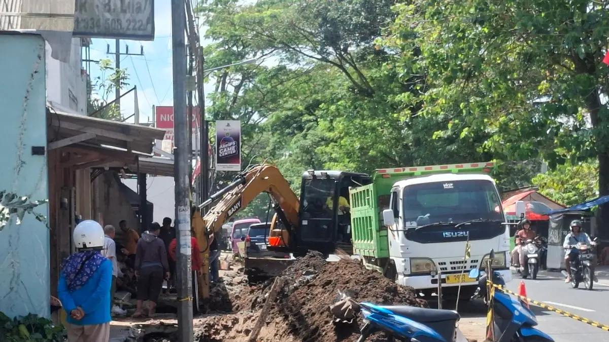 PENGGALIAN: Proyek perbaikan drainase di Jalan Sumedang, Kelurahan Cepokomulyo, Kecamatan Kepanjen melibatkan alat berat.