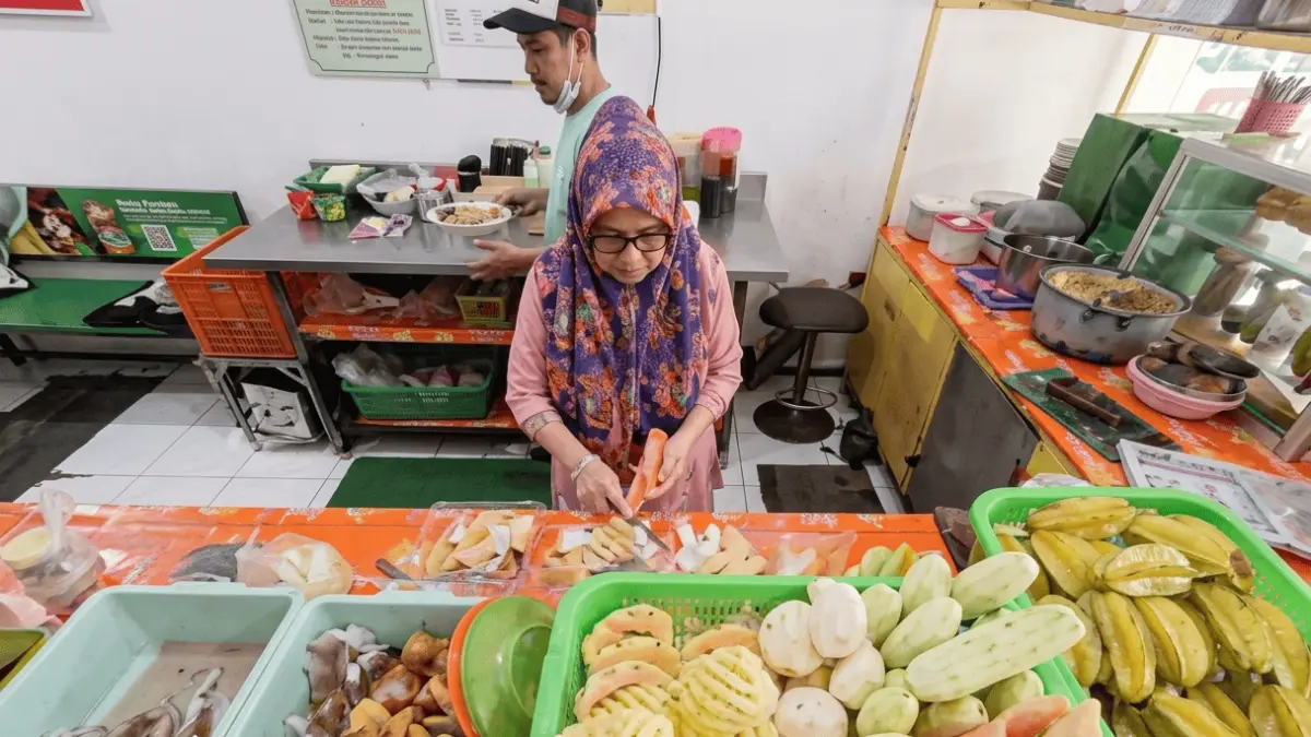 Penjual rujak manis semeru sedang menyiapkan pesanan/ (Raden Makaryo Hugrahadi / Google Maps)