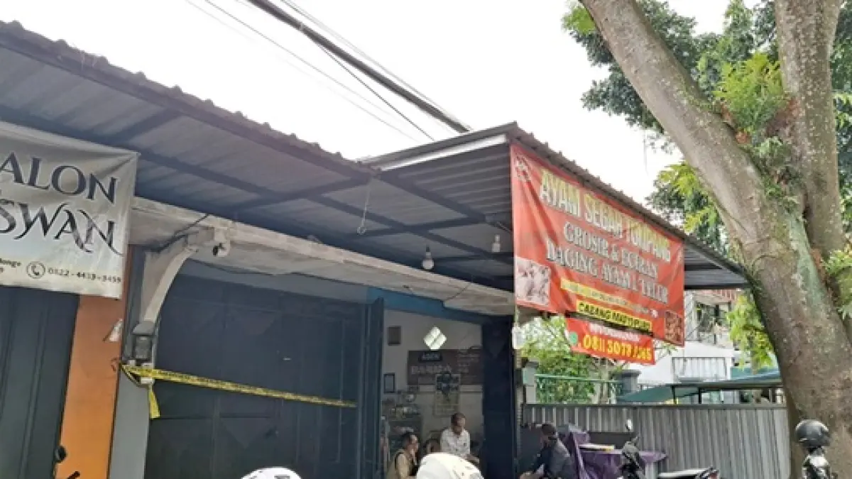 POLISI KEJAR PELAKUNYA: Kios Ayam Segar Tumpang cabang Madyopuro di Jalan Danau Jonge, Kelurahan Sawojajar, Kecamatan Kedungkandang sudah diberi garis polisi, kemarin (23/5). (Nabila Amelia / Radar Malang)