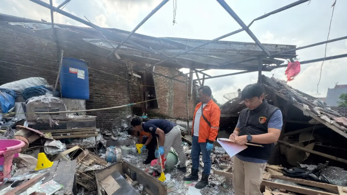 Polisi melakukan olah TKP di rumah Sarbini yang rusak karena petasan meledak pada Sabtu (23/5). (Humas Polres Malang)