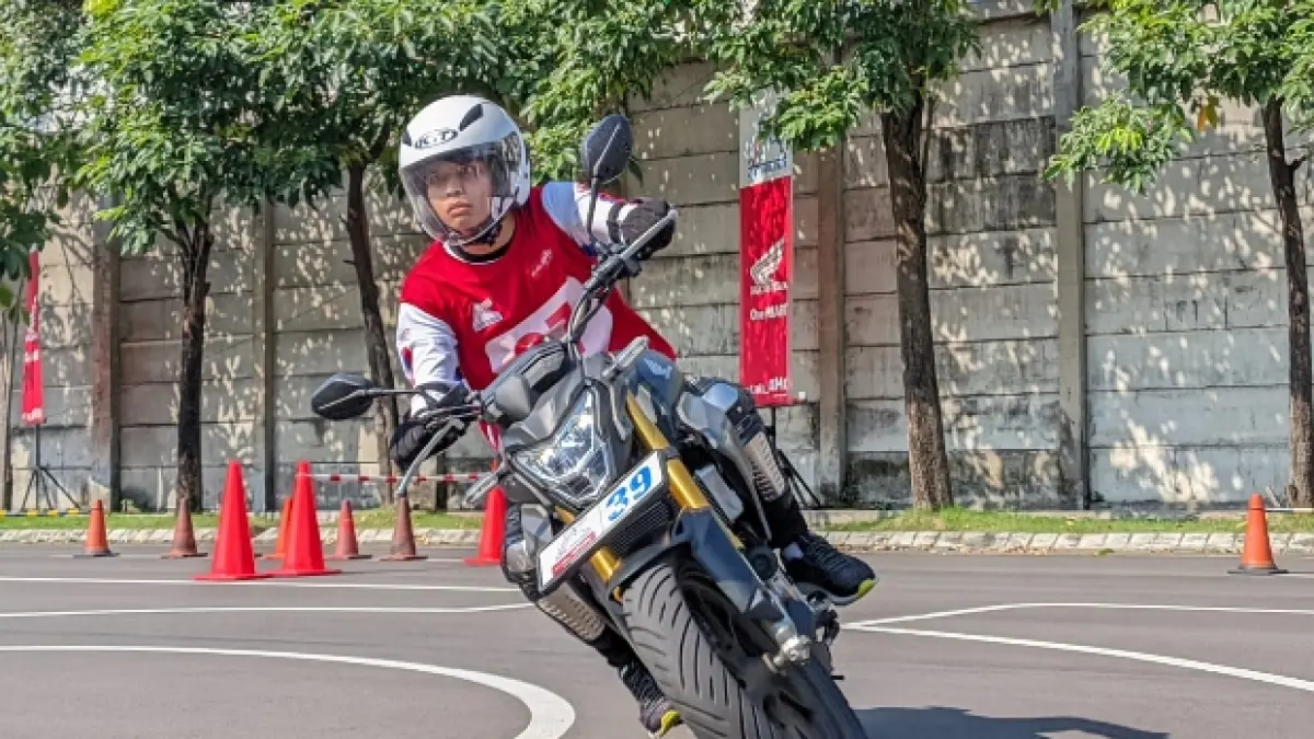 PRESISI: Peserta Kompetisi Regional Instruktur Safety Riding Advisor Community 2026 berbelok di lintasan.