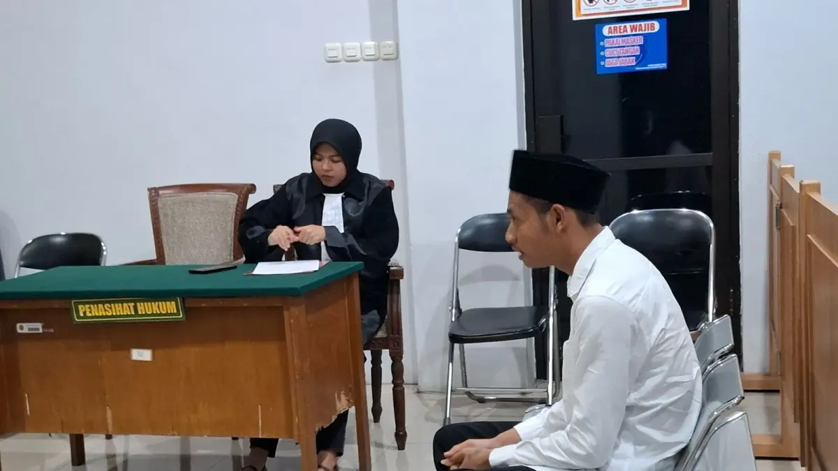 Prilaku Angga Arismanto, 27, warga Sidorejo, Jabung menjalani sidang di Pengadilan Negeri (PN) Kepanjen.

