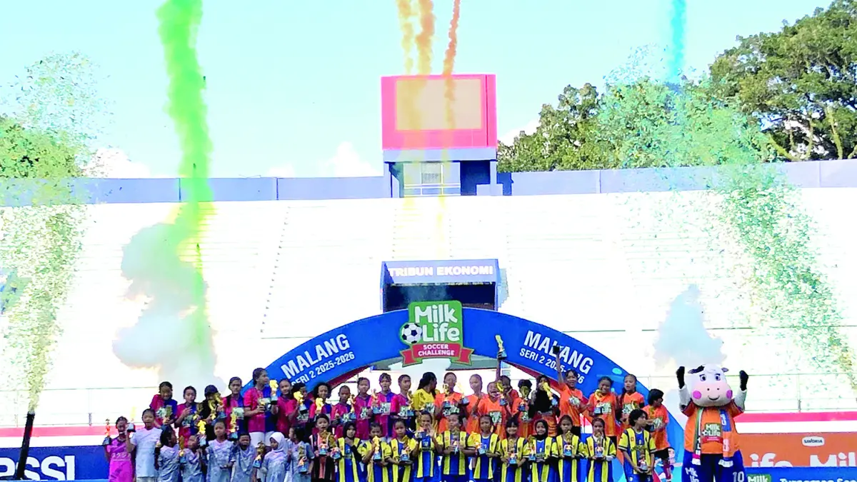 RAIH GELAR: SDN Lowokwaru 3 merayakan gelar juara 1 KU-12 Milklife Soccer Challenge Seri 2 Malang di Stadion Gajayana, kemarin (24/5). (Foto: Muhammad Affan Fauzan/Radar Malang)