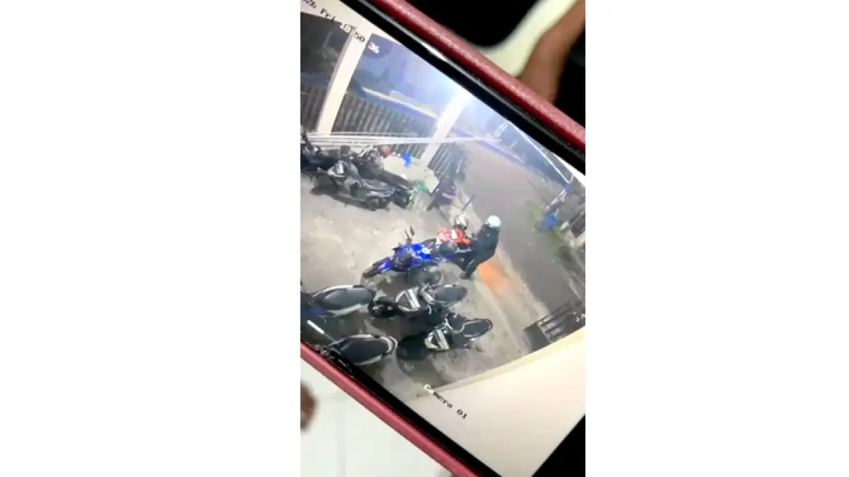SEHARI DUA KALI: Aksi pencurian motor Honda Beat berwarna merah di Jalan Ikan Mas Buntu Nomor 2, Kelurahan Tunjungsekar, Kecamatan Lowokwaru terekam CCTV, Jumat malam (22/5). (CCTV Warga For Radar Malang)