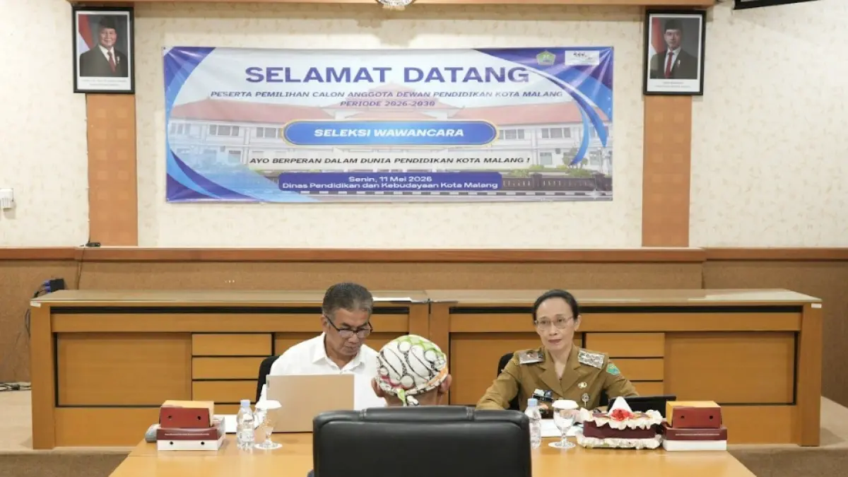 SELEKSI KETAT: Penguji 1 Dr M. Nuh dari Universitas Brawijaya Malang dan Penguji 2 Plt. Inspektur Kota Malang Dwi Rahayu, SH MHum menguji calon DPKM, beberpa waktu lalu.