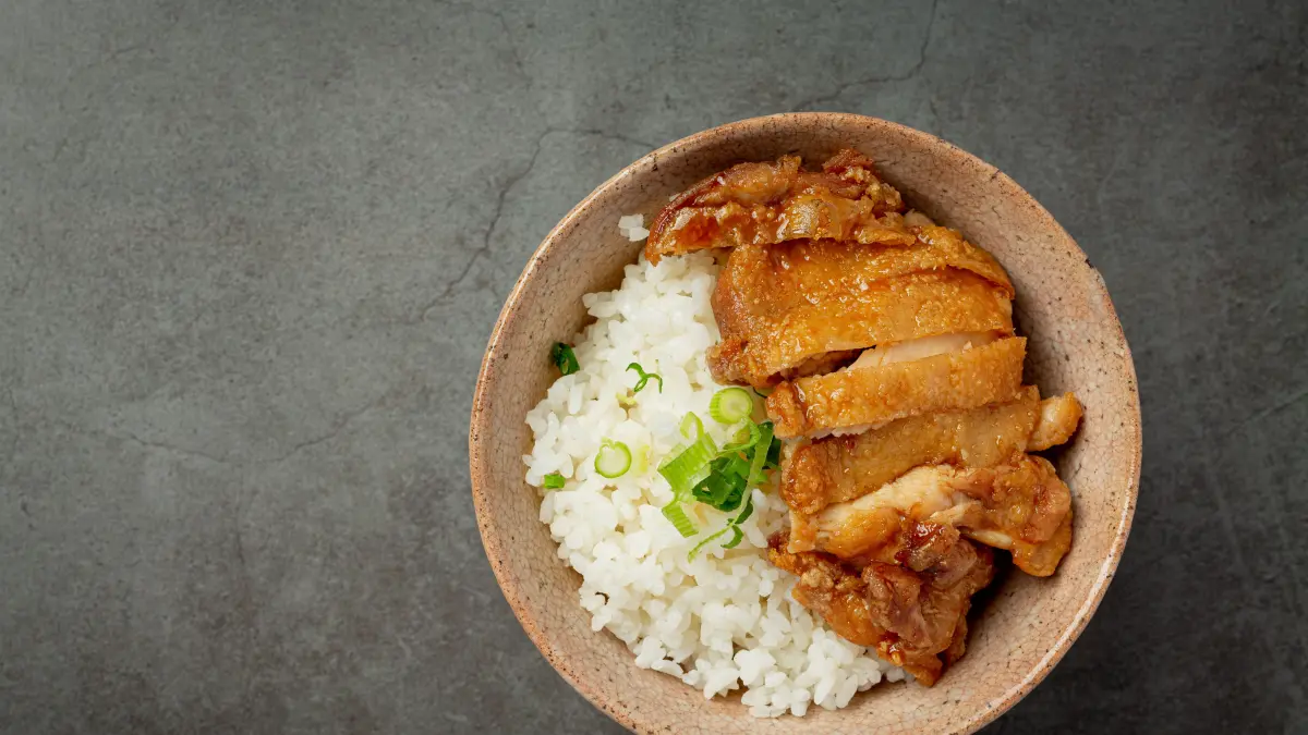 Semangkuk ricebowl berisi nasi dengan potongan ayam. (Freepik / Google)