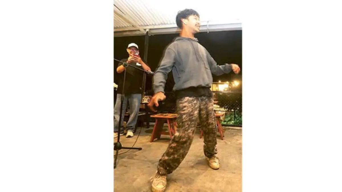 SERU: anggota komunitas Malang Hip hop Movement berdansa sambil menyanyikan lagu hiphop tanpa iringan musik.