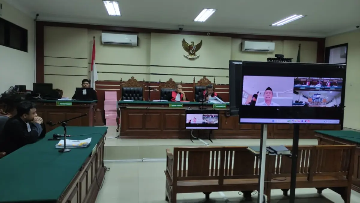Sutomo, eks perangkat desa menjalani sidang vonis kasus KUR fiktif di PN Tipikor Surabaya, Kamis (21/5). (Kejari Kabupaten Malang)