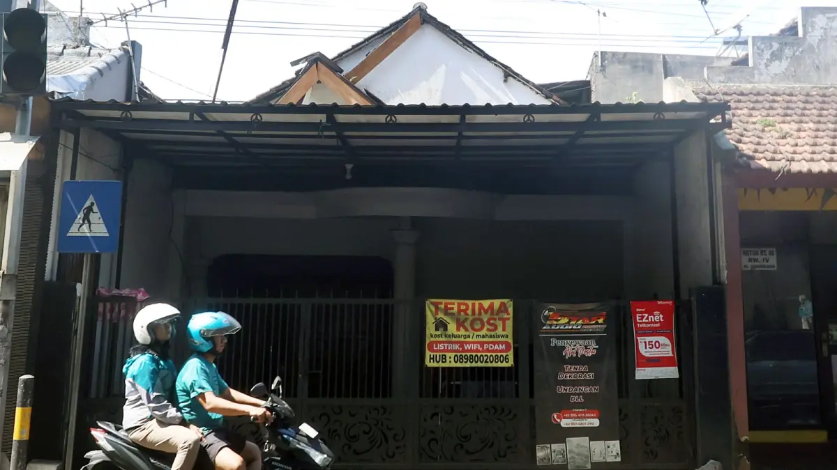 TREN INVESTASI: Pengendara melintasi kos di kawasan Jalan S. Supriyadi, Kecamatan Sukun. Belakangan, bisnis kos makin menggeliat (DARMONO/RADAR MALANG).
