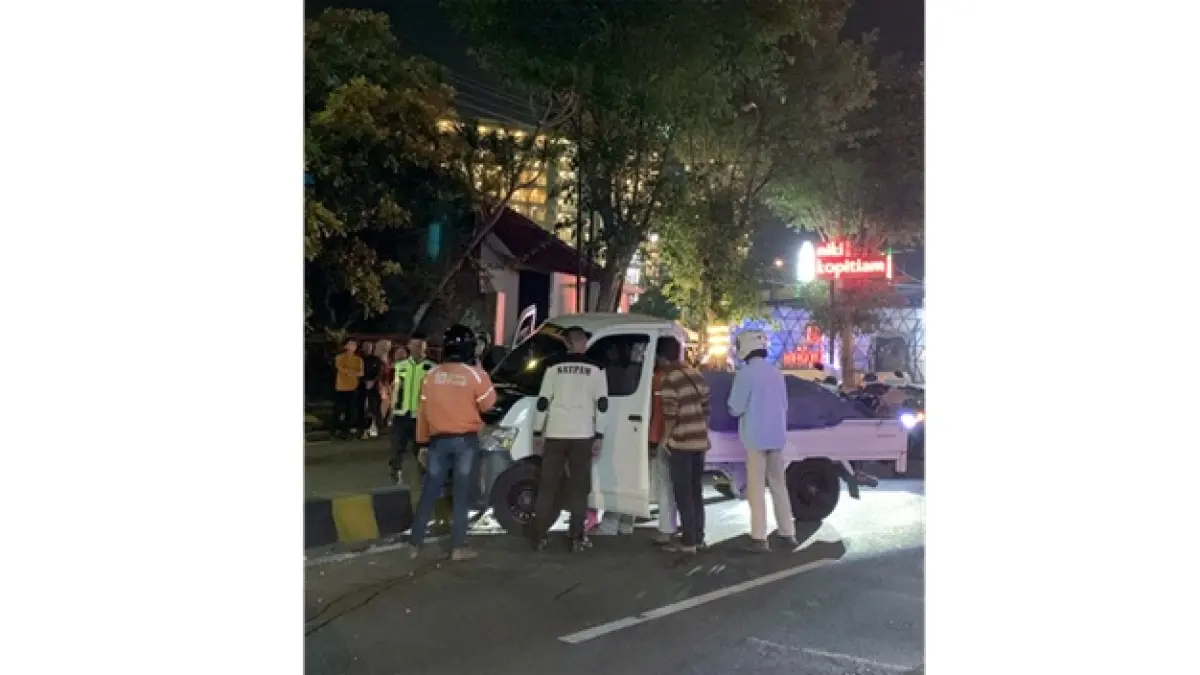 YANG KESEKIAN: pikap warna putih bernopol N 8562 KK menabrak median jalan di Jalan Raya Ir Soekarno, desa beji, Kecamatan Junrejo, Kota batu, Jumat malam (22/5).