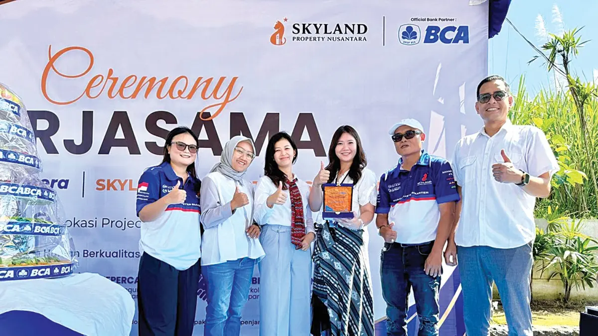 LAYANAN MASYARAKAT: Komisaris PT GMA Nadia Aprellya (kiri), Pjs Kepala Kantor Fungsional Kredit Konsumen Malang Zevina Lie Mahassana, (empat dari kiri), Direktur PT GMA Bambang Agustiono (dua dari kanan) setelah penandatanganan kerja sama pada Kamis lalu (21/5).