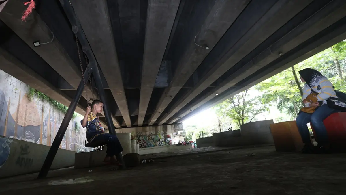 HARUS DIDATA ULANG: Taman di Flyover Kedungkandang masuk dalam RTH kelas A. Sebab memiliki fungsi ekologis, sosial, dan estetika. (Darmono/Radar Malang)