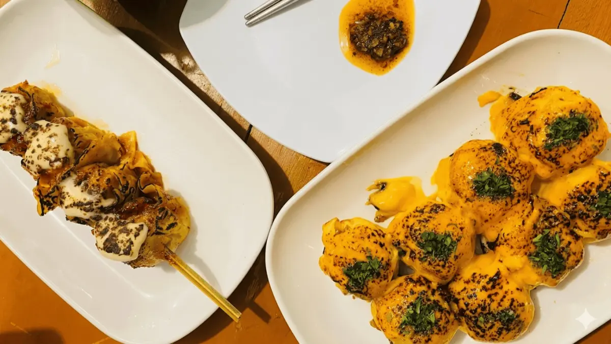 Hiangan dimsum yang disajikan dengan saus mentai dan keju. (Arin / Google Maps)