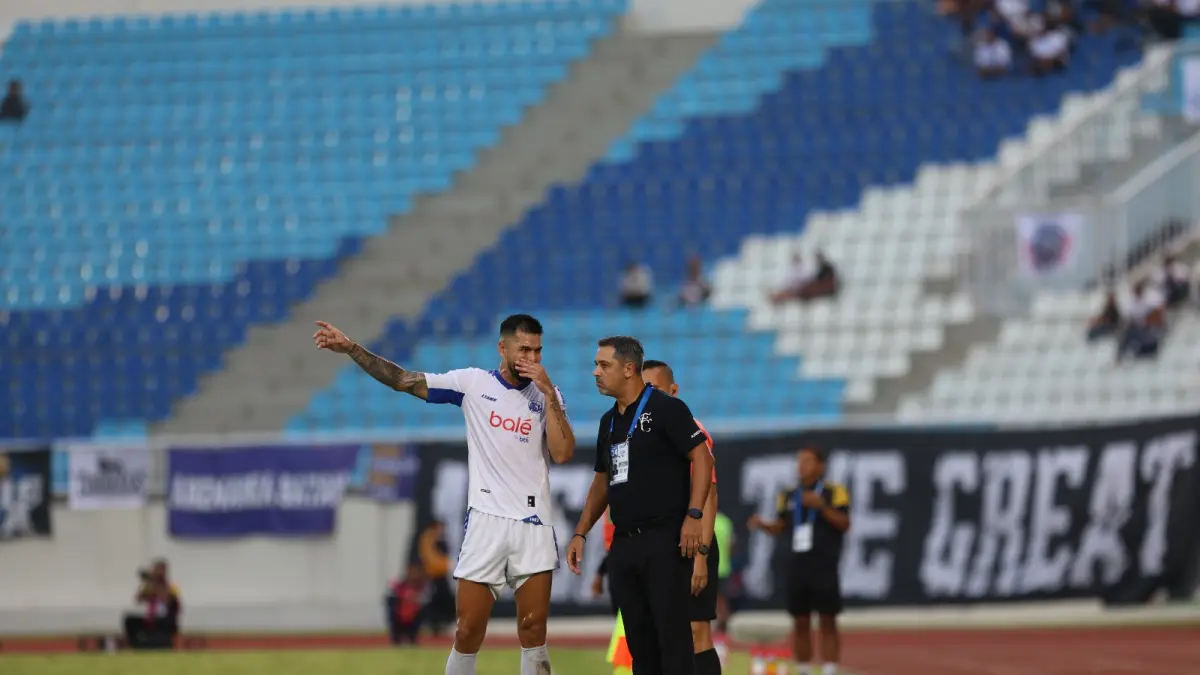 INGIN MELANJUTKAN PROJECT: Marcos Santos berdiskusi dengan Julian Guevara (kiri) dalam laga Arema FC melawan PSIM Jogjakarta di Stadion Kanjuruhan beberapa waktu lalu. (Foto: Darmono/Radar Malang)