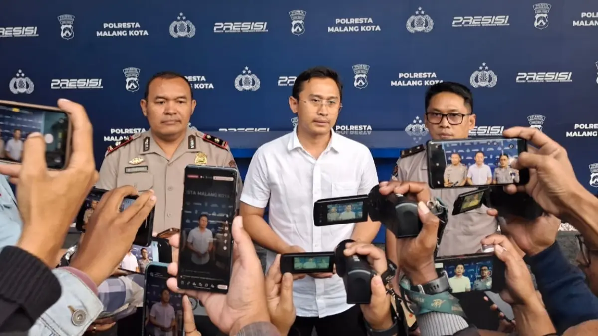 Kasat Reskrim Polresta Malang Kota AKP Rakhmad Aji Prabowo (tengah) menjawab pertanyaan awak media. (Nabila Amelia/Radar Malang)