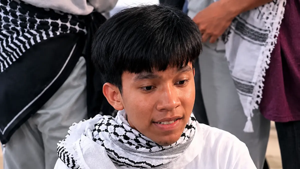 KEJAM DAN KEJI: Momen Salah Satu Relawan WNI yang Sedang Menceritakan Secara Detail Penyiksaan oleh Tentara Israel Kepada Para Tawanan. (Sumber: Istimewa)