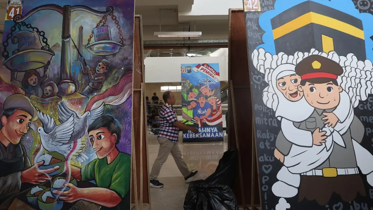 LANGKAH PENCEGAHAN: Lomba mural bertema ’Suara Kita’ digelar Polresta Malang Kota di lantai empat Gedung Malang Creative Center (MCC), kemarin (25/5). Ada 47 seniman yang ambil bagian. (Darmono/Radar Malang)