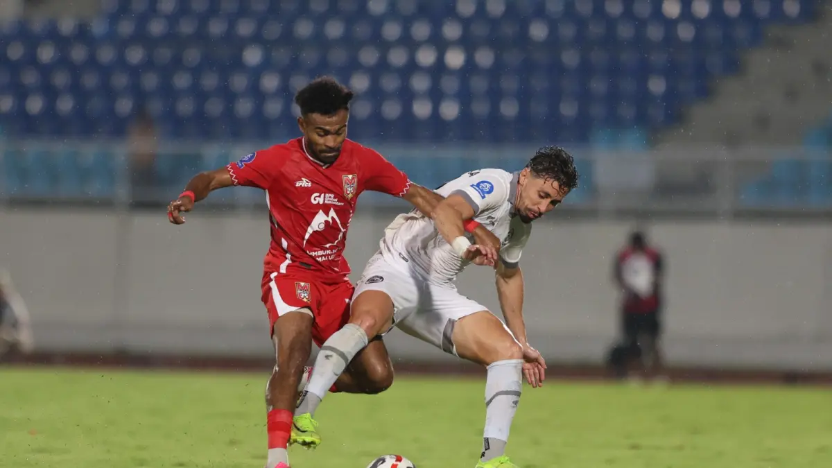 LANJUTKAN KERJA SAMA: Gustavo Franca (kanan) berusaha lepas dari penjagaan pemain Malut United Yakob Sayuri dalam laga BRI Super League di Stadion Kanjuruhan, beberapa waktu lalu. (Foto: Darmono/Radar Malang)
