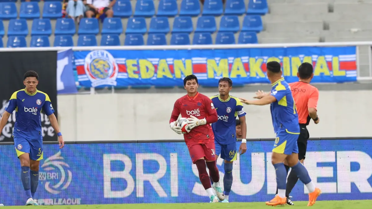 MENIKMATI MUSIM PERDANA: Adi Satryo menangkap bola dalam laga BRI Super League melawan Semen Padang di Stadion Kanjuruhan, beberapa waktu lalu. (Foto: Darmono/Radar Malang)