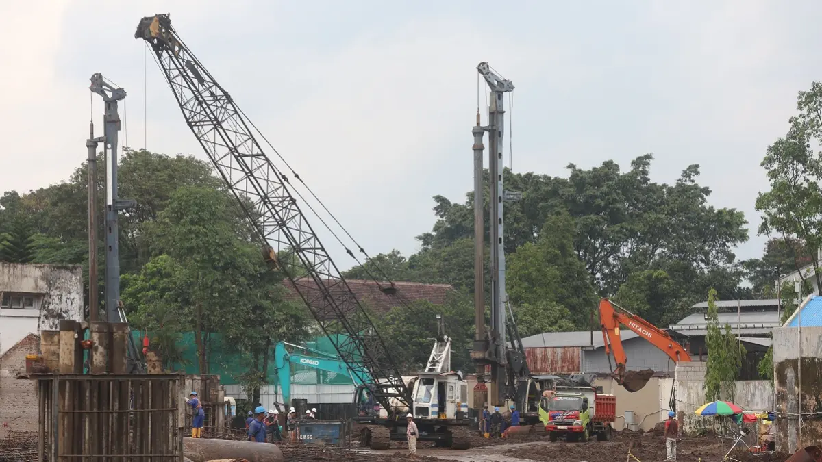 NILAI INVESTASINYA TINGGI: Pembangunan hotel baru di Jalan Letjen Sutoyo sudah berlangsung sejak awal tahun. Pada 2027 nanti, hotel bintang lima itu dijadwalkan mulai beroperasi. (Darmono/Radar Malang)