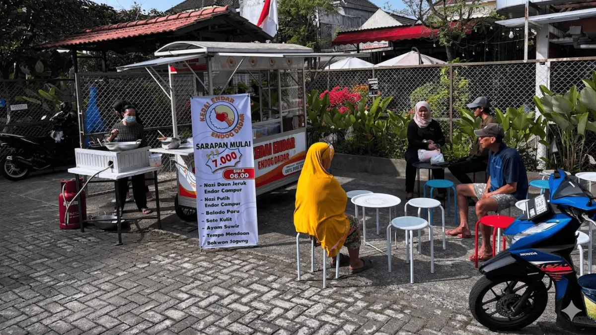 Pelanggan sedang menunggu dan menikmati sarapan. (Kedai Endar / Google Maps)